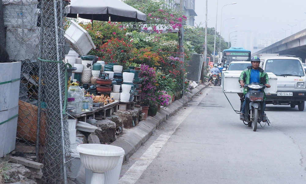 Điều này càng nghiêm trọng hơn khi vỉa hè đối diện lô cốt đã bị lấn chiếm toàn bộ, chỗ thì kinh doanh, bày bán cây cảnh...