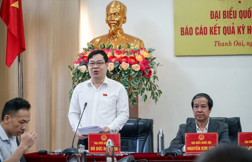 Đại biểu Quốc hội Đỗ Đức Hồng Hà trả lời cử tri về tuyến buýt nhanh BRT chiều ngày 17-11. Ảnh PHI HÙNG