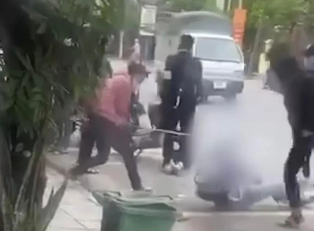 Thời điểm em K bị hành hung. Ảnh cắt từ clip