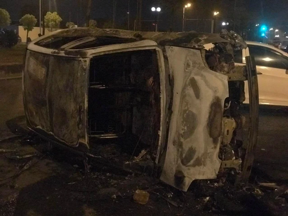 Hiện trường vụ chiếc xe nổ lốp, bốc cháy dữ dội. Ảnh CTV