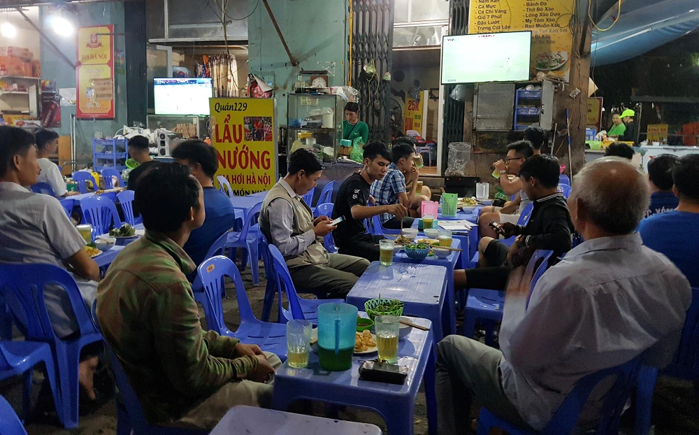 Tuy không sôi động như các mùa bóng đá trước đây nhưng trên đường phố Hà Nội vẫn xuất hiện nhiều loại hình dịch vụ ăn theo World Cup 2022.