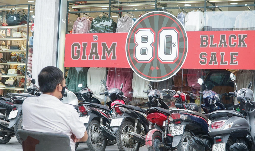 Dịp Black Friday này, có cửa hàng giảm giá để khuyến khích khách hàng tới mua sắm.