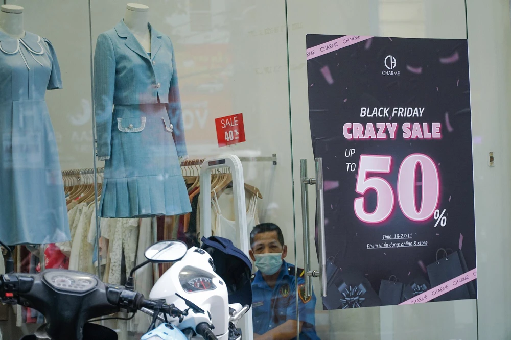 Theo nhật báo USA Today, ngày Black Friday lần đầu được nhắc tới vào năm 1939, khi Franklin D. Roosevelt - Tổng thống thứ 32 của Mỹ - đứng trước sức ép phải chuyển Lễ tạ ơn từ ngày thứ năm cuối cùng lên thành thứ 5 lần thứ 4 trong tháng 11, với mục đích kéo dài mùa mua sắm Giáng sinh.