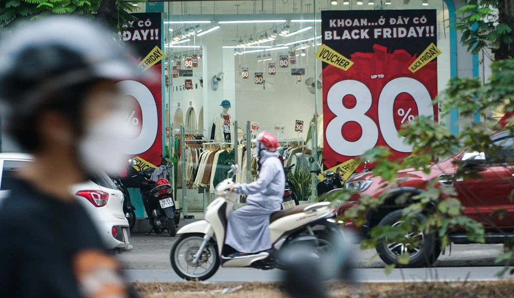 Bởi, khi mùa mua sắm kéo dài, người ta sẽ chi tiêu nhiều hơn, nền kinh tế đang khủng hoảng lúc bấy giờ sẽ nhận được một sự thúc đẩy cần thiết. Đó chính là ý tưởng hình thành nên sự ra đời của Black Friday.