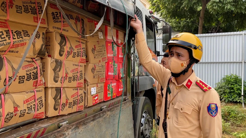 Lực lượng chức năng tại thời điểm kiểm tra chiếc xe tải. Ảnh: CTV