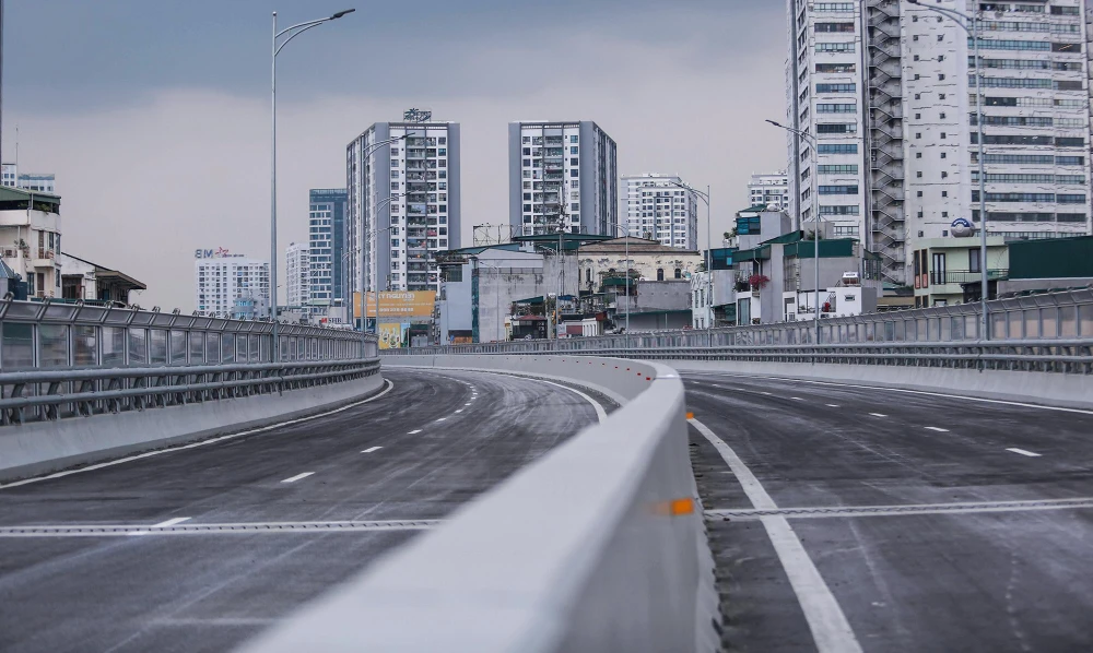 Tuyến Vành đai 2 trên cao có chiều dài hơn 5km, điểm đầu tiếp giáp phía nam cầu Vĩnh Tuy, điểm cuối tiếp giáp với nút giao Ngã Tư Sở. Tuyến đường sau khi thông xe sẽ cho phép chạy tốc độ 80 km/h.