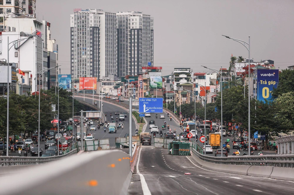 Hệ thống vạch kẻ đường, biển báo giao thông, vách chống ồn... hiện đã đã được lắp đặt.