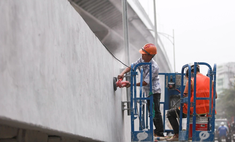 Hiện các công nhân đang tập trung hoàn thiện lối lên xuống.