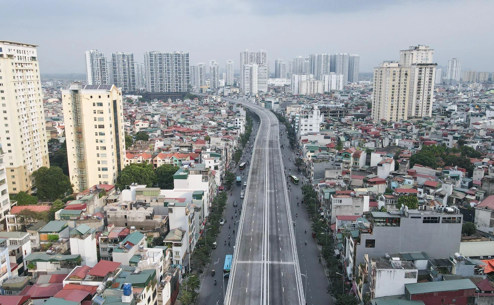 Ông Hoàng Quốc Cường, Trưởng tư vấn giám sát công trình cho biết, dự án đường Vành đai 2 trên cao đang bước vào những giai đoạn cuối cùng. Sau khi công tác thi công hoàn thiện, đơn vị thẩm định sẽ tiến hành kiểm tra và thử tải toàn tuyến. Dự kiến dự án sẽ được hoàn thành trong tháng 12 tới.