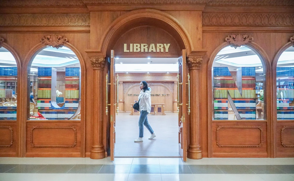 Hiện nay thư viện đầu mối tại Đại học Kinh tế Quốc dân có 700-1.000 lượt sinh viên trong trường ra vào mỗi ngày. Cao điểm các ngày ôn thi, số lượng sinh viên vượt trên 1.000 người/ngày.