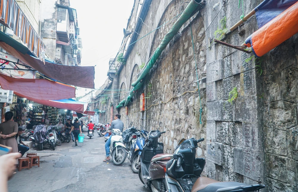 Được xây dựng từ thời Pháp thuộc, đi vào khai thác quãng năm 1902 cùng với cầu Long Biên, tuyến kè đá đường tàu dài khoảng 1,5km này có 131 vòng cầu rỗng, vừa để người dân hai bên đường tàu qua lại, vừa tạo cảnh quan kiến trúc cổ kính kiểu châu Âu lục địa.