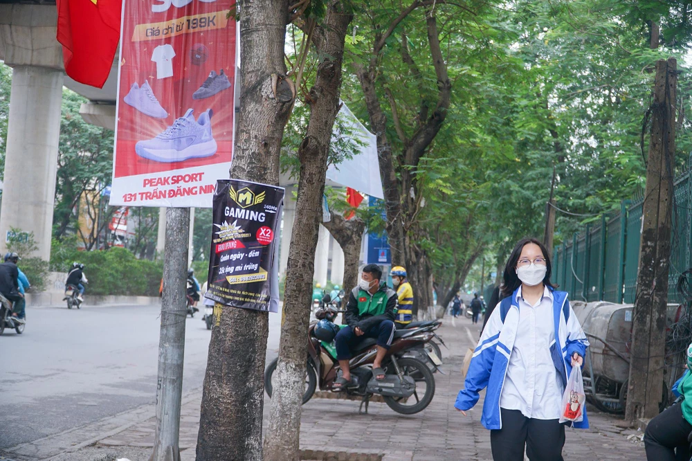 Chỉ vài mét trên đường Xuân Thủy, hàng chục băng rôn lớn nhỏ của các cửa hàng, siêu thị đua nhau chen chúc dọc ven đường.