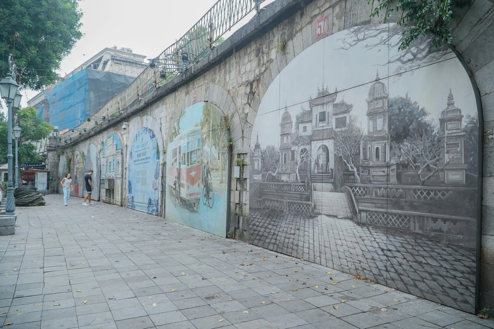 Dự án công trình phố bích hoạ Phùng Hưng Hà Nội được các hoạ sĩ Hàn Quốc và Việt Nam triển khai từ thời điểm ngày cuối năm 2017 và khai trương vào tháng 2-2018.