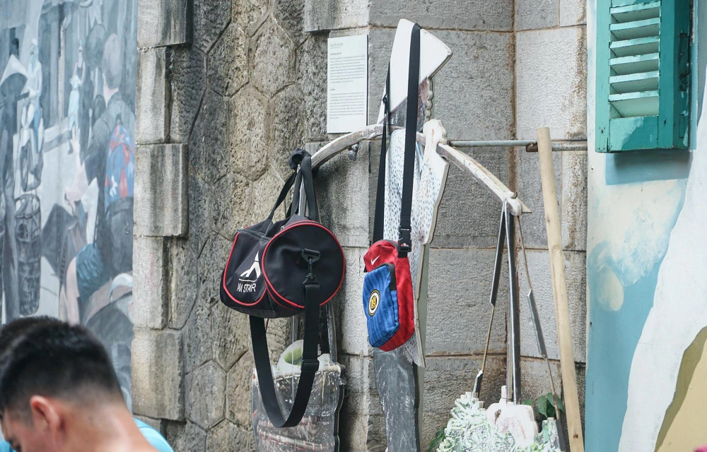 Trao đổi với PLO, đại diện Ban quản lý phố cổ Hà Nội cho biết, UBND quận Hoàn Kiếm đã giao cho đơn vị này triển khai duy tu phố bích họa Phùng Hưng.