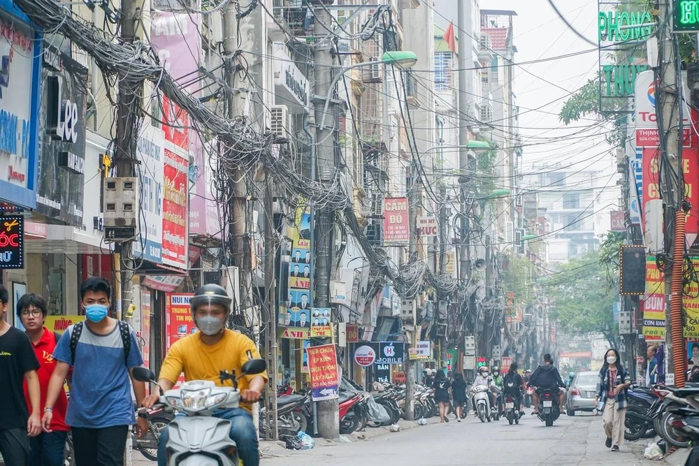 Hình ảnh được ghi nhận trên đường Lương Thế Vinh, quận Thanh Xuân, nhiều tấm biển quảng cáo mắc dọc theo đường điện, khiến ai đi qua cũng cảm thấy rợn tóc gáy vì nguy cơ mất an toàn.