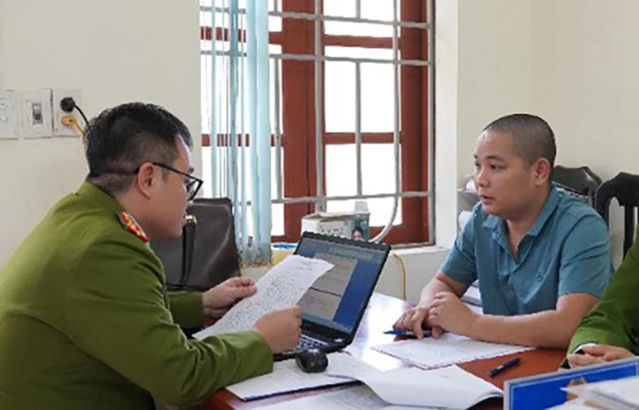 Bị can Bùi Xuân Dinh tại cơ quan công an. Ảnh: CTV