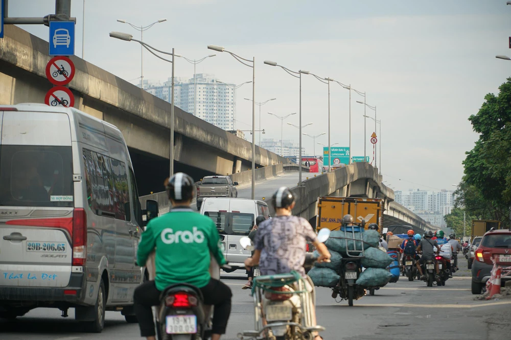 Trên đường Nguyễn Xiển, mới đây Sở GTVT Hà Nội đề xuất xén dải phân cách giữa đường Nguyễn Xiển rộng 5-6m cách lòng đường hiện trạng 0,5m theo chiều đi từ ngã tư Khuất Duy Tiến – Nguyễn Trãi đến ngã tư Nguyễn Xiển – tuyến đường số 1 để hạn chế ùn tắc.