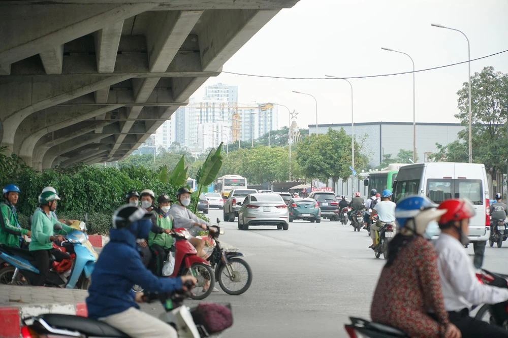 Ngoài việc đề xuất xén dải phân cách, Sở GTVT Hà Nội cũng sẽ tổ chức phương án phân luồng từ xa cấm các loại phương tiện xe khách, xe hợp đồng từ 29 chỗ trở lên, xe tải lưu thông trên tuyến đường Nguyễn Xiển (từ vị trí lối lên đường Vành đai 3 trên cao) hướng Khuất Duy Tiến đi Linh Đàm vào giờ cao điểm (sáng 6-9h; chiều 16-19h30), xe buýt được phép hoạt động và sẽ điều chỉnh cho phù hợp với tình hình giao thông thực tế.