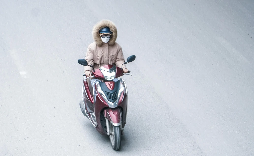 Theo dự báo thời tiết, khu vực Hà Nội hôm nay nhiều mây, có mưa, mưa rào và có nơi có dông. Gió đông bắc cấp 3, trời rét đậm, nhiệt độ thấp nhất từ : 12-14 độ, nhiệt độ cao nhất từ 14-16 độ.