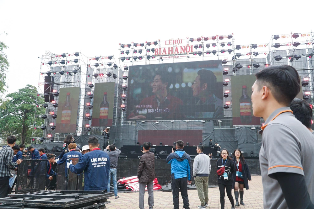 Bên cạnh những trải nghiệm về văn hóa và thưởng bia, ban tổ chức còn triển khai các chương trình văn hóa nghệ thuật như "Nhịp điệu Hà Nội" - nơi những giá trị tinh hoa được gìn giữ và nâng tầm, "Nhịp đập Thủ đô" - nơi giao thoa nét truyền thống và hiện đại, "Năng lượng tương lai" - nơi thế hệ trẻ sáng tạo và tinh tế giao thoa.