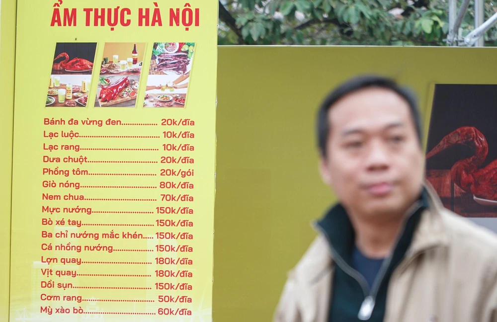 Ngoài đồ uống, người dân còn được thưởng thức nhiều món ăn với thực đơn phong phú và đa dạng.