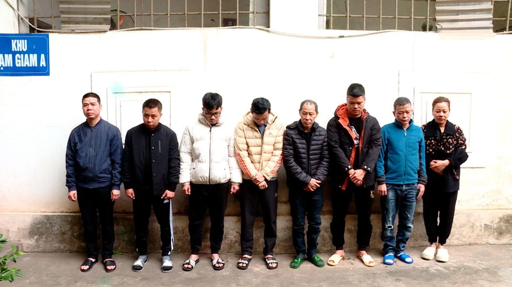 Nhóm người tham gia vào đường dây cá độ bóng đá qua mạng bị cơ quan công an bắt giữ. Ảnh CACC