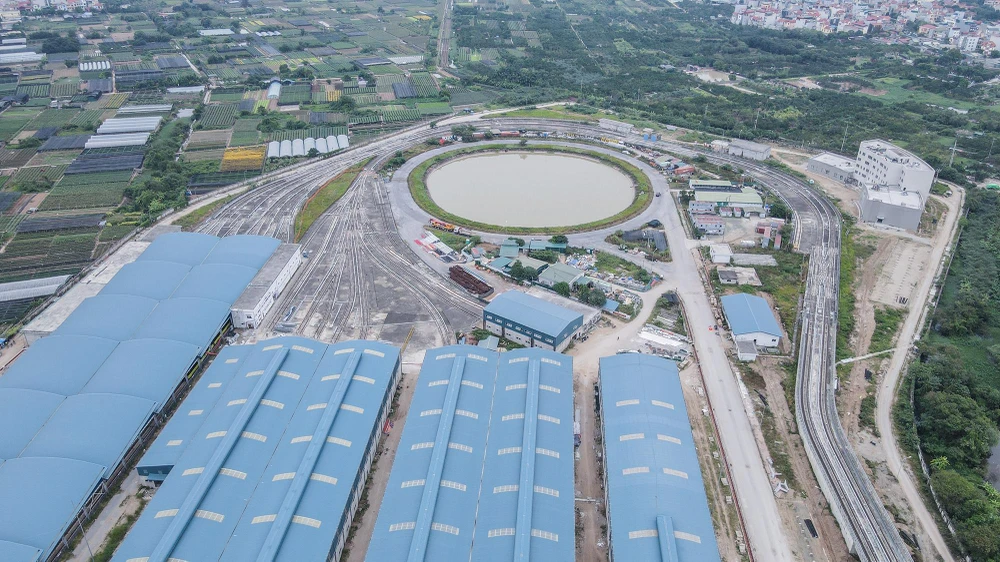 Do một số vướng mắc, dự án đã được đề xuất kéo dài thời gian hoàn thành, vận hành toàn tuyến vào năm 2027 (gồm cả đoạn ngầm). Riêng đoạn trên cao sẽ được khai thác, vận hành trong năm 2022. Tổng mức đầu tư dự án được đề xuất tăng từ trên 32.900 tỷ đồng lên hơn 34.800 tỷ đồng (tăng thêm hơn 1.900 tỷ đồng).