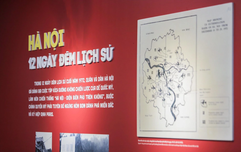 Sáng 5-12, Trung tâm Lưu trữ lịch sử TP Hà Nội (Chi cục VTLT Hà Nội) phối hợp Trung tâm Lưu trữ quốc gia III (Cục VTLT Nhà nước) tổ chức trưng bày “Hà Nội, ký ức 12 ngày đêm Điện Biên Phủ trên không”.