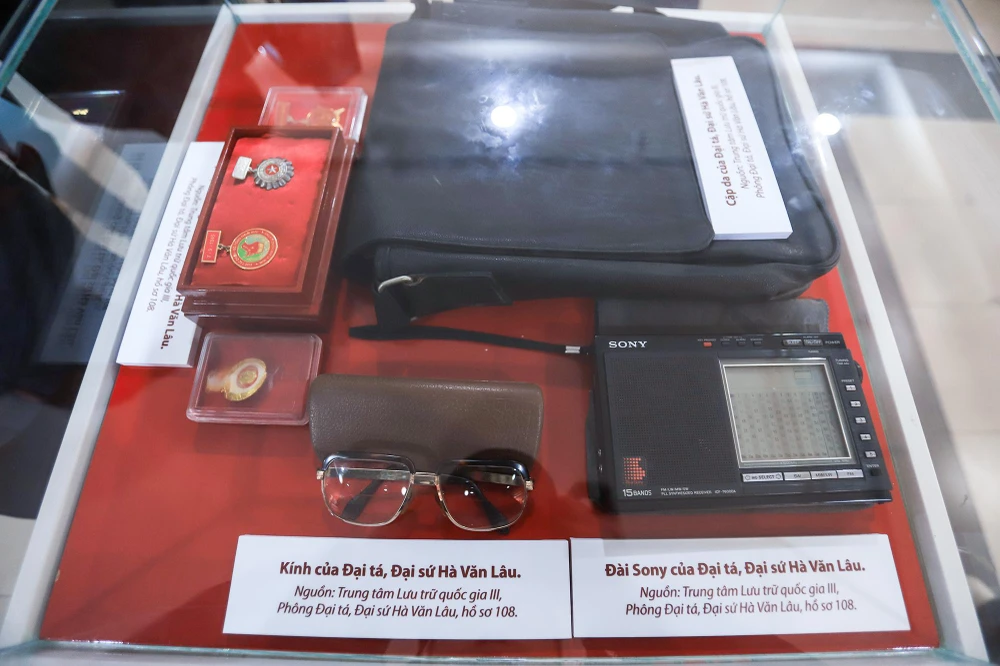 Phần 2 “Hà Nội – 12 ngày đêm lịch sử”, trưng bày những tài liệu, tư liệu hình ảnh, hiện vật trong 12 ngày đêm quân và dân Hà Nội vừa lao động sản xuất vừa chiến đấu anh dũng bảo vệ bầu trời Hà Nội.