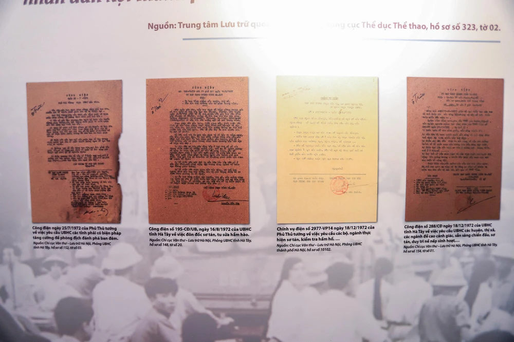 Phần 3 “Vang bài ca chiến thắng”, giới thiệu những tài liệu, tư liệu hình ảnh về Hà Nội phát triển kinh tế xã hội sau khi đất nước thống nhất.