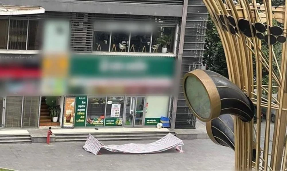 Khu vực bé trai rơi từ tầng cao xuống đất tử vong ở khu đô thị Times City. Ảnh: CTV