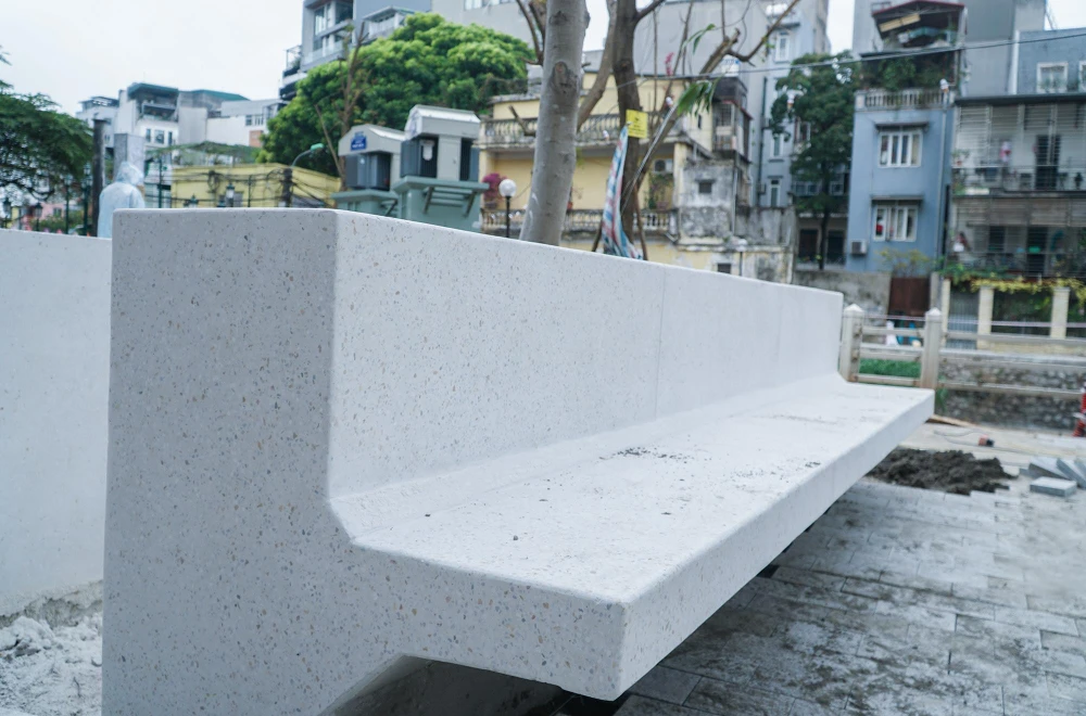 Hàng ghế đá, cây xanh đang được bổ sung, thay thế xung quanh khu vực sân khấu của phố đi bộ Trúc Bạch.