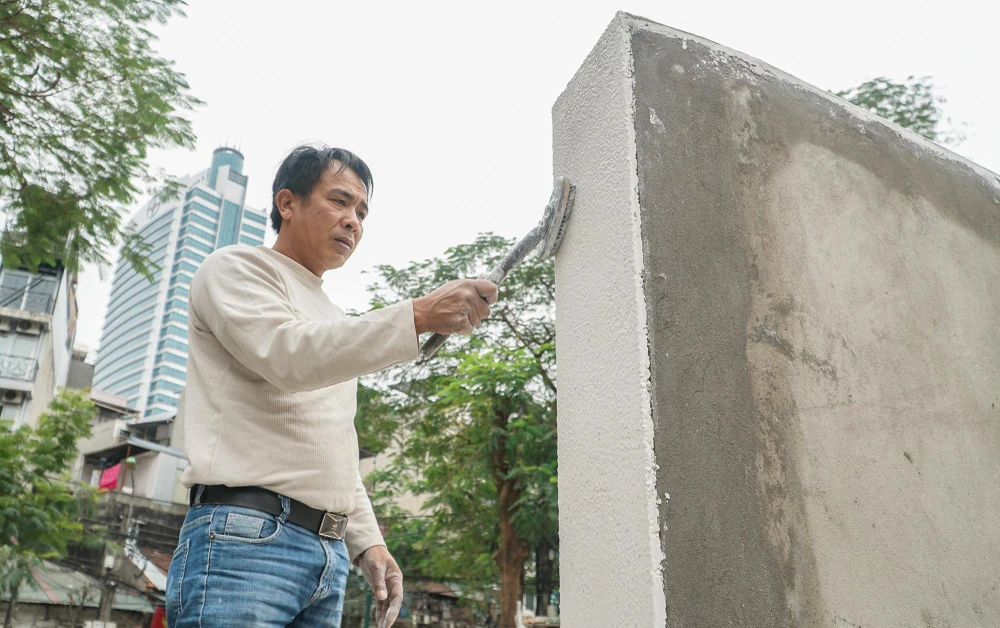 Đến nay, các công nhân đang lắp đặt phần sân khấu ngoài trời; hệ thống đèn chiếu sáng trang trí trên tuyến phố...