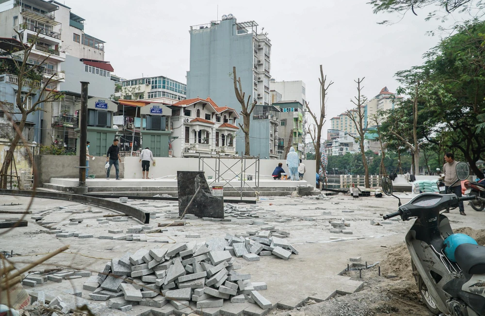 Theo ghi nhận tại khu vực ven phố Trúc Bạch, Ngũ Xã... (Hà Nội) hiện các công nhân đang gấp rút thi công các hạng mục, nhằm đưa phố đi bộ Trúc Bạch đi vào hoạt động trước dịp Tết dương lịch 2023.