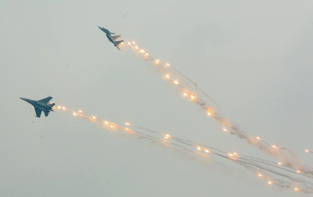 Những chiếc máy hướng về phía khán đài biên đội 4 chiếc Su-30MK2 đầu tiên có màn trình diễn bay trên không khi tách thành hai tốp (mỗi tốp 2 chiếc). Tốp bay bên trái lượn 3 vòng liên tục trên bầu trời Hà Nội, và bay thả mồi bẫy nhiệt ở vòng bay thứ ba, kết thúc màn trình diễn trên không.