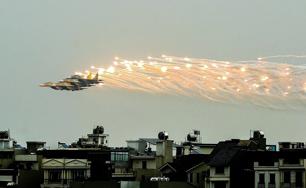 Bay ngay sau biên đội trực thăng Mi là tốp đầu tiên của biên đội tiêm kích Su-30MK2 (4 chiếc) thuộc Trung đoàn không quân 927 và Trung đoàn không quân 923, cả bốn máy bay đồng loạt hạ độ cao khi bay qua khán đài, cùng lúc nhả đạn mồi bẫy tên lửa trên bầu trời.