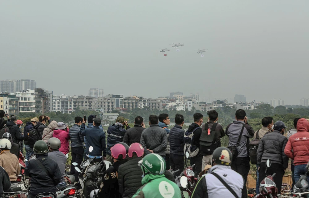Phía ngoài, người dân xung quanh khu vực sân bay Gia Lâm háo hức chờ đợi những màn trình diễn của Không quân Việt Nam.