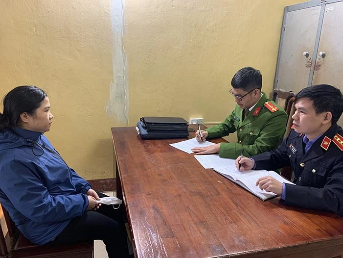 Kiểm sát viên tham gia lấy lời khai của Tàng Thị Xuân. Ảnh: VKSND tỉnh Tuyên Quang Kiểm sát viên tham gia lấy lời khai của Tàng Thị Xuân. Ảnh: VKSND tỉnh Tuyên Quang