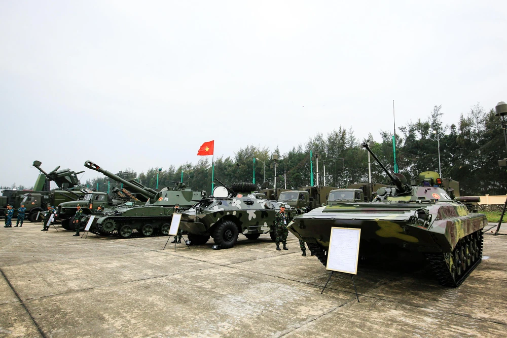 Theo ghi nhận, tại khu vực ngoài trời, ban tổ chức đã trưng bày một số vũ khí trang bị của Quân đội nhân dân Việt Nam (không dùng cho mục đích thương mại và chuyển giao công nghệ).