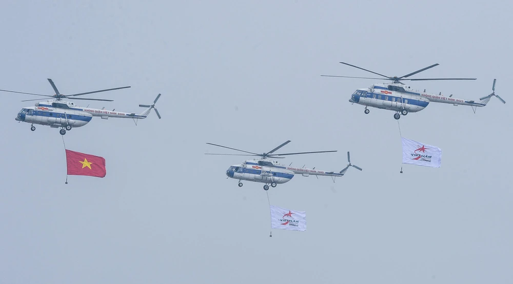 Tại lễ khai mạc triển lãm, lực lượng không quân nhân dân Việt Nam đã có những màn trình diễn hết sức ấn tượng. Biên đội bay đầu tiên tiến vào khán đài là các trực thăng dòng Mi thuộc Trung đoàn không quân 916 cùng cờ Tổ quốc và cờ hiệu Triển lãm Quân sự quốc tế Việt Nam 2022.