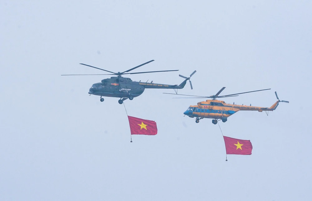 Biên đội này gồm các trực thăng gồm Mi 171, 172 và Mi 17 treo dưới bụng 1 quả nặng có trọng lượng lên tới 125kg. Quả nặng này nối với 1 sợi dây cáp dài 8 m treo lá cờ phía dưới bụng máy bay, giúp cho lá cờ có thể tung bay cân đối khi trực thăng tiến về phía trước.