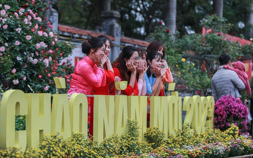 Lễ hội được tổ chức với chủ đề “Mê Linh rực rỡ sắc hoa”, được dàn dựng trên quy mô 4.300 m2, với 10 cụm nghệ thuật sắp đặt, trang trí hoa quy mô lớn tại khu vực đường kéo quân cổng Đền Hai Bà Trưng.