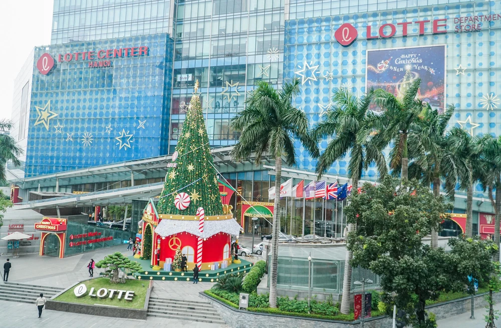 Ghi nhận tại những tòa nhà lớn ở TP Hà Nội, những cây thông noel lớn đã xuất hiện từ nhiều ngày nay để phục vụ cho lễ Giáng sinh 2022.