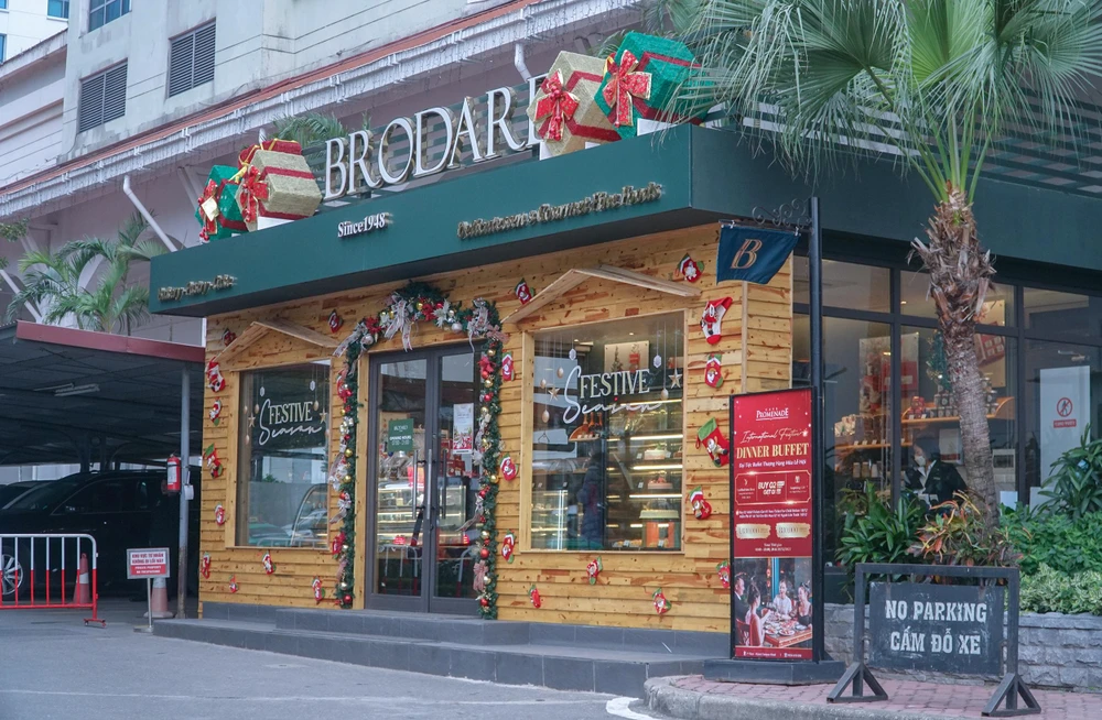 Mùa giáng sinh ngập tràn trên nhiều cung đường, tuyến phố ở Hà Nội.