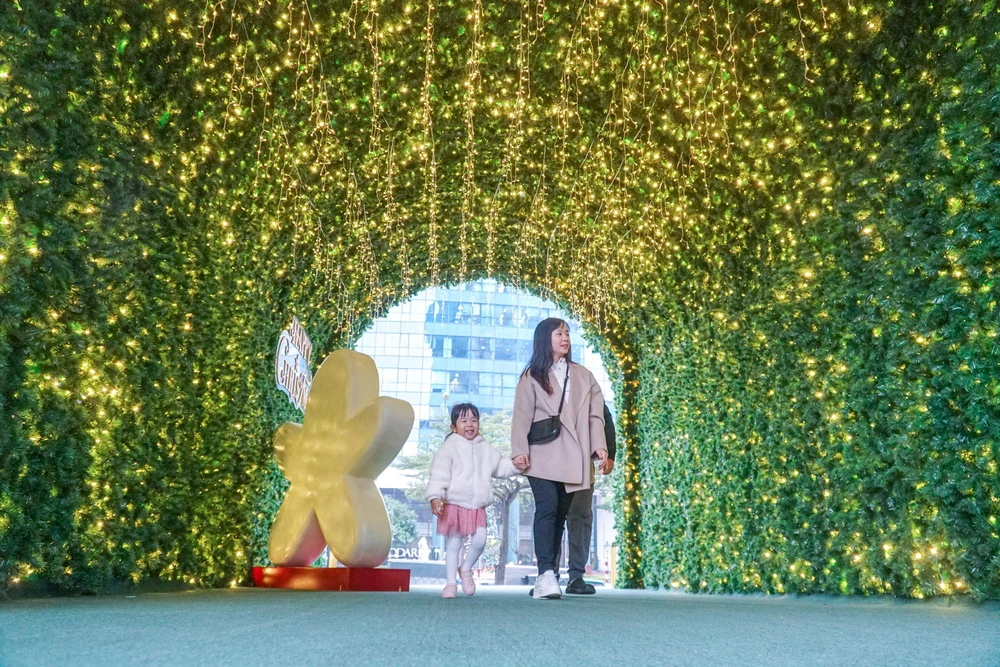 Ngày lễ được cử hành chính thức vào ngày 25-12 nhưng thường được tổ chức từ tối ngày 24-12 bởi theo lịch Do Thái, thời điểm tính bắt đầu một ngày là lúc hoàng hôn chứ không phải nửa đêm.