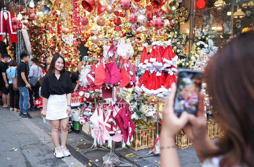 Ngày lễ được cử hành chính thức vào ngày 25-12 nhưng thường được tổ chức từ tối ngày 24-12 bởi theo lịch Do Thái, thời điểm tính bắt đầu một ngày là lúc hoàng hôn chứ không phải nửa đêm.