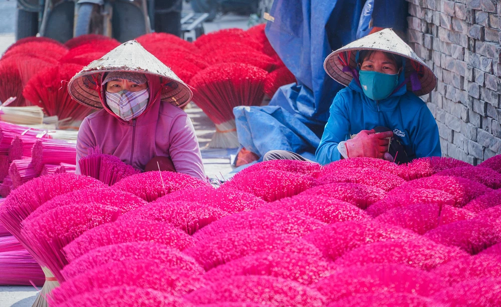 Vào dịp cuối năm, người dân nơi đây ai nấy cũng đều tất bật lao động, sản xuất để cho ra lò những mẻ hương mới, phụ vụ nhu cầu của khách hàng.
