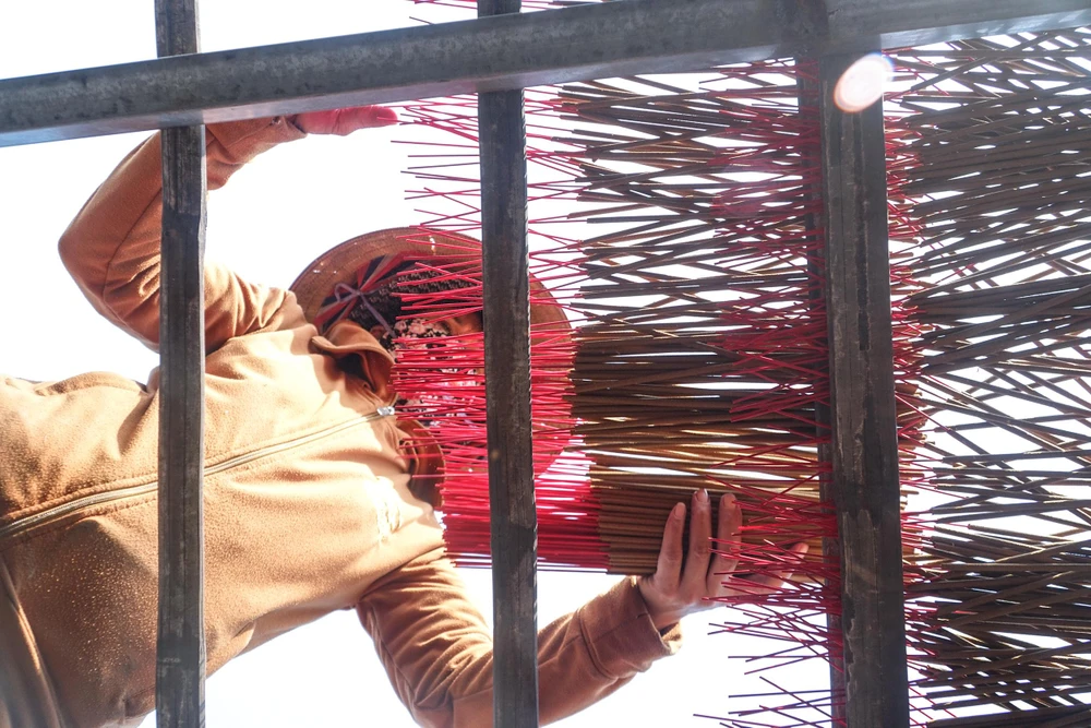 Từ xa xưa nén hương đã đi vào đời sống, văn hóa, tín ngưỡng của người Việt Nam như một nét đẹp truyền thống và thiêng liêng.