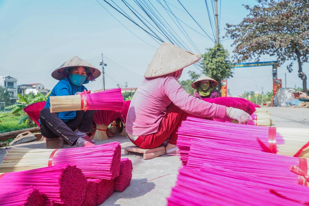 Theo người dân nơi đây, để hoàn thành một nén hương, người thợ phải làm nhiều công đoạn từ chẻ tre hoặc vầu, vót tăm, nhuộm chân hương, làm thân hương, phơi khô và đóng gói.