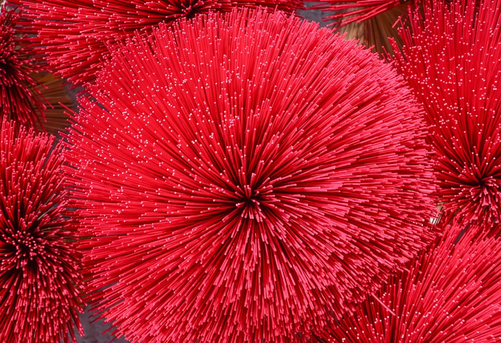 Nghề làm hương ở Quảng Phú Cầu đã có khoảng 100 năm. Ban đầu nghề này chỉ tập trung ở làng Phú Lương Thượng, nhưng vài năm trở lại đây nghề đã được mở rộng ra 5 thôn còn lại của xã gồm: Xà Cầu, Quảng Nguyên, Phú Lương Hạ, Cầu Bầu và Đạo Tú.